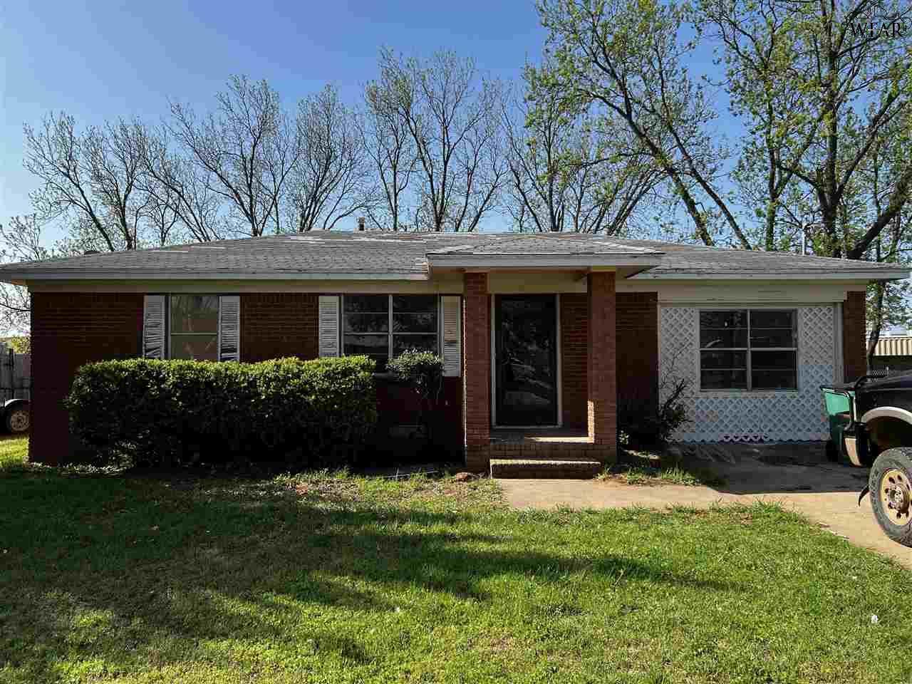 1004 Sycamore Drive - Photo 1