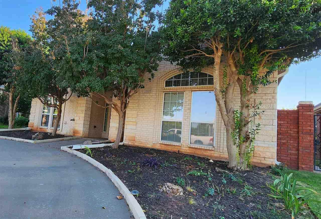 1608 Tanglewood Drive - Photo 1