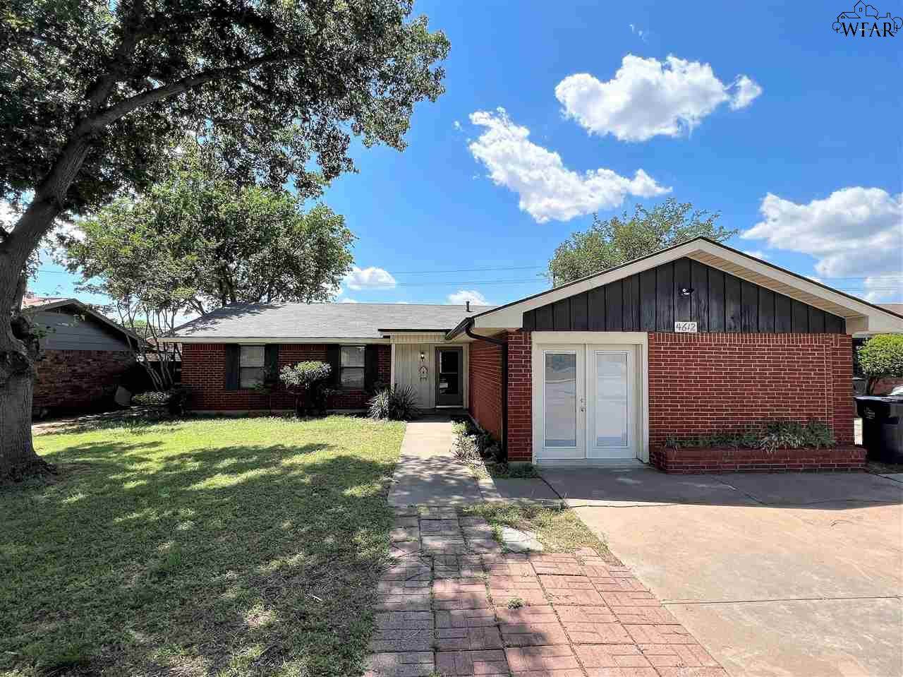 4612 Summit Drive - Photo 1