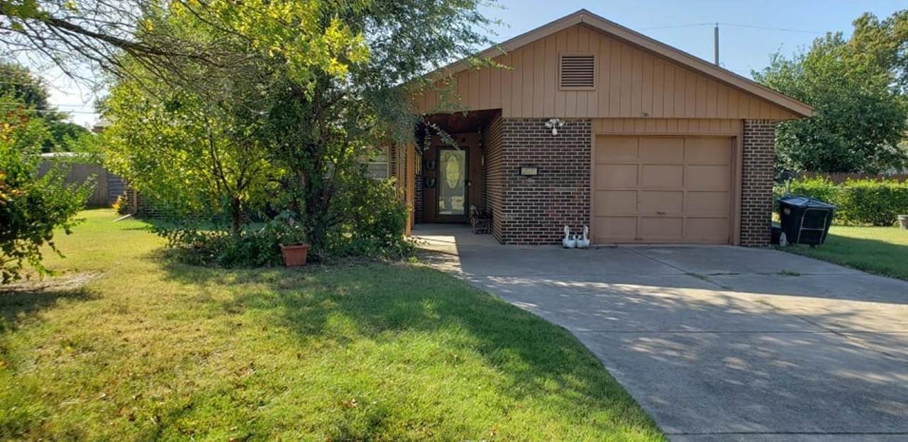 3815 Clarence Ave - Photo 1