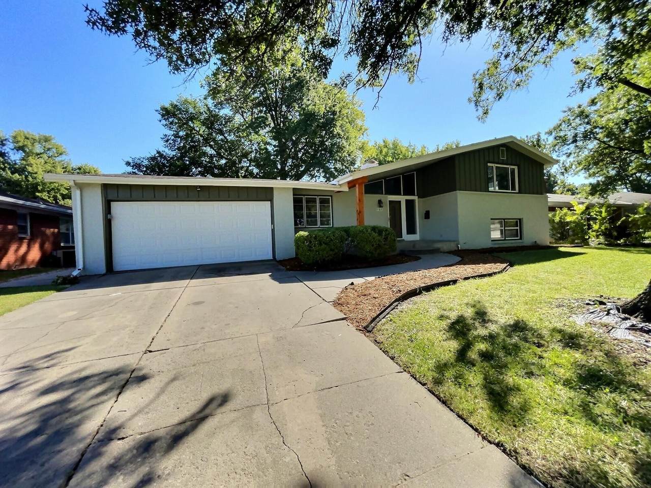 1120 Pinecrest St - Photo 1