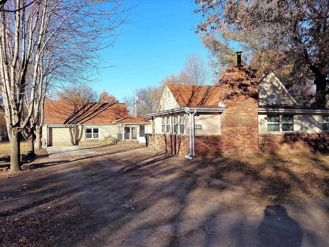 319 Kansas Ave - Photo 1