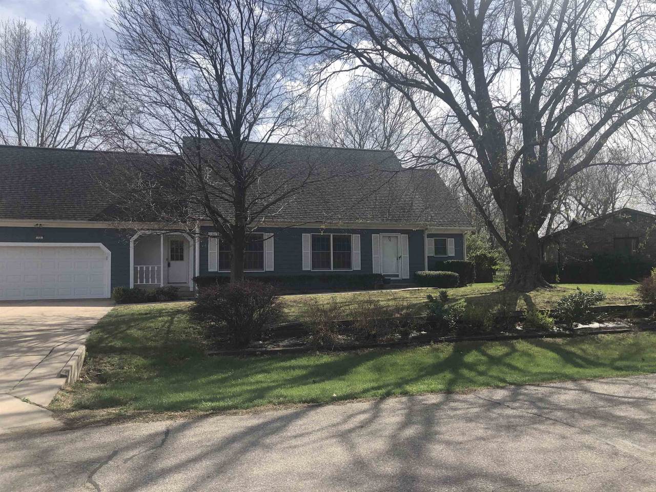 715 Country Club Drive - Photo 1