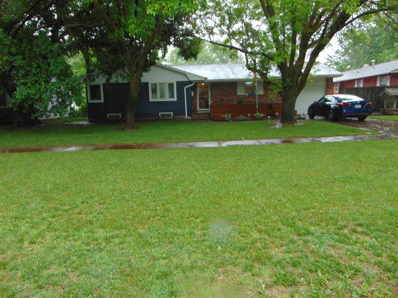 824 Spruce - Photo 1