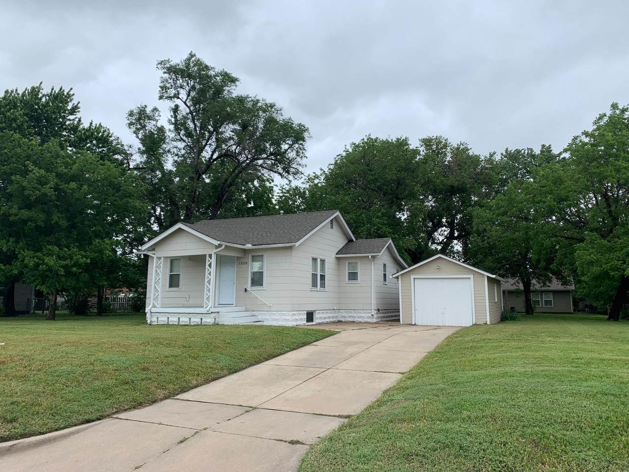 1328 Haskell St - Photo 1