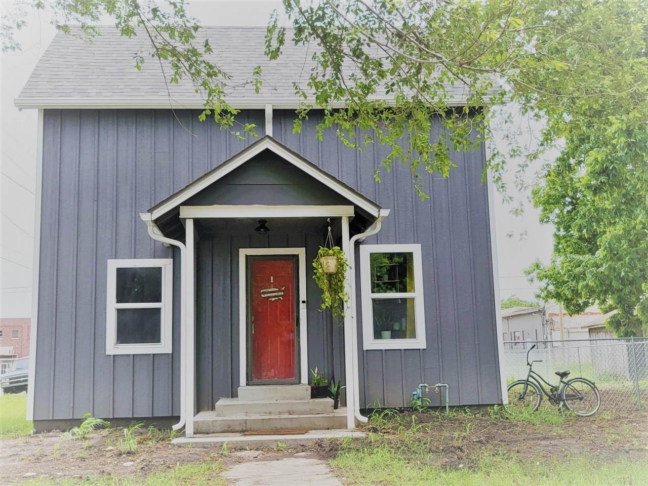 602 Manning St - Photo 1