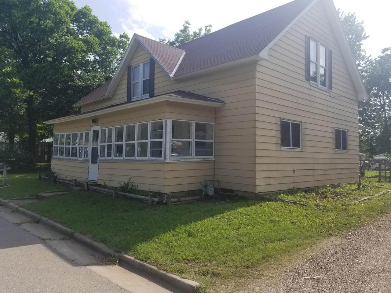 211 Park St - Photo 1