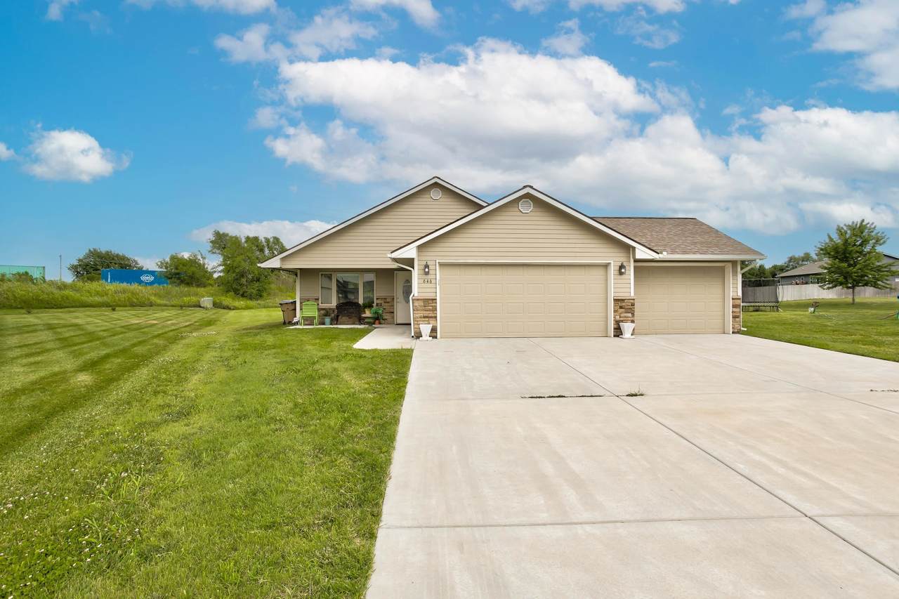 646 Redbud Ct - Photo 1