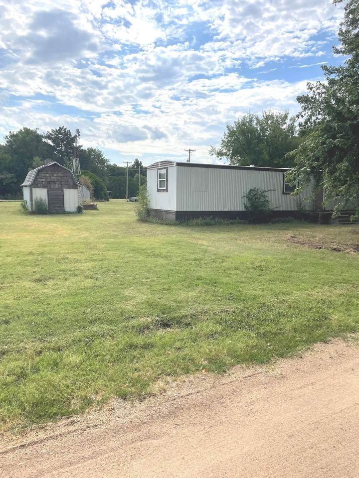 704 Ash St - Photo 1