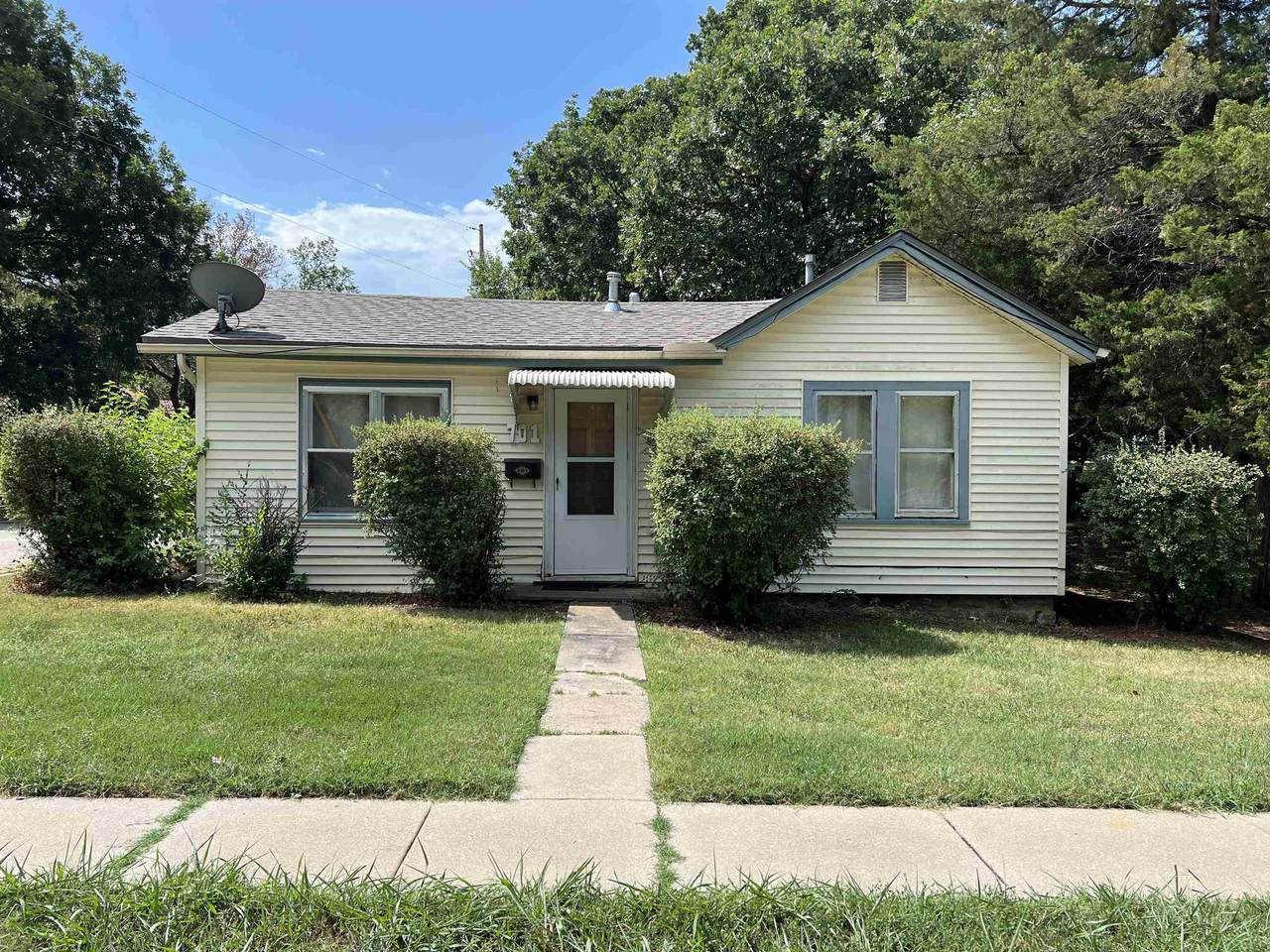 701 Benton Ave - Photo 1