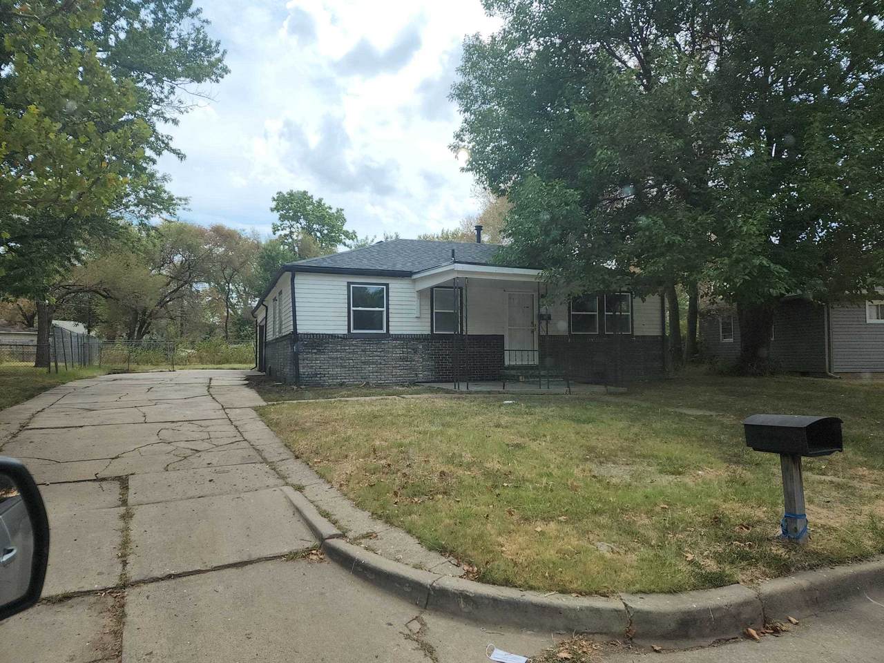 2509 Raleigh Dr - Photo 1