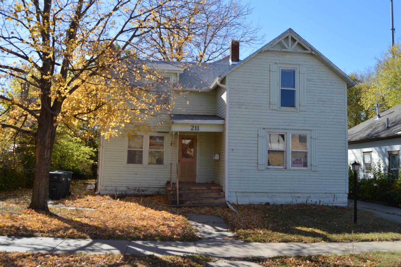 211 4th St - Photo 1
