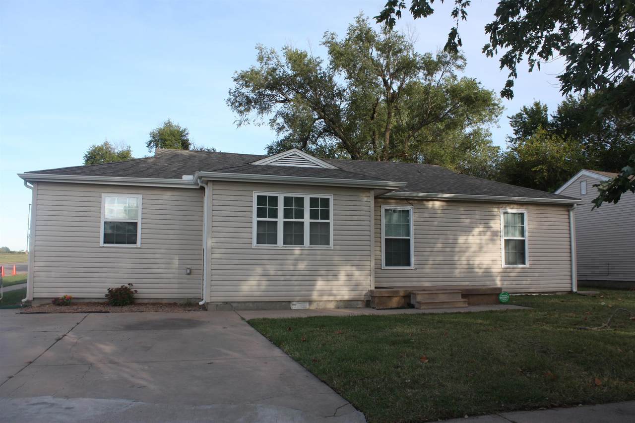 2758 Wellesley Ave - Photo 1