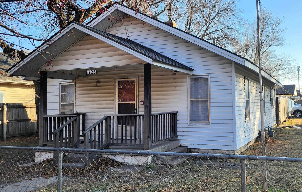 325 23rd St N - Photo 1