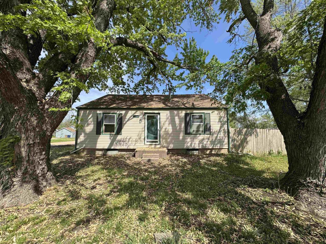 130 Lincoln Ave - Photo 1
