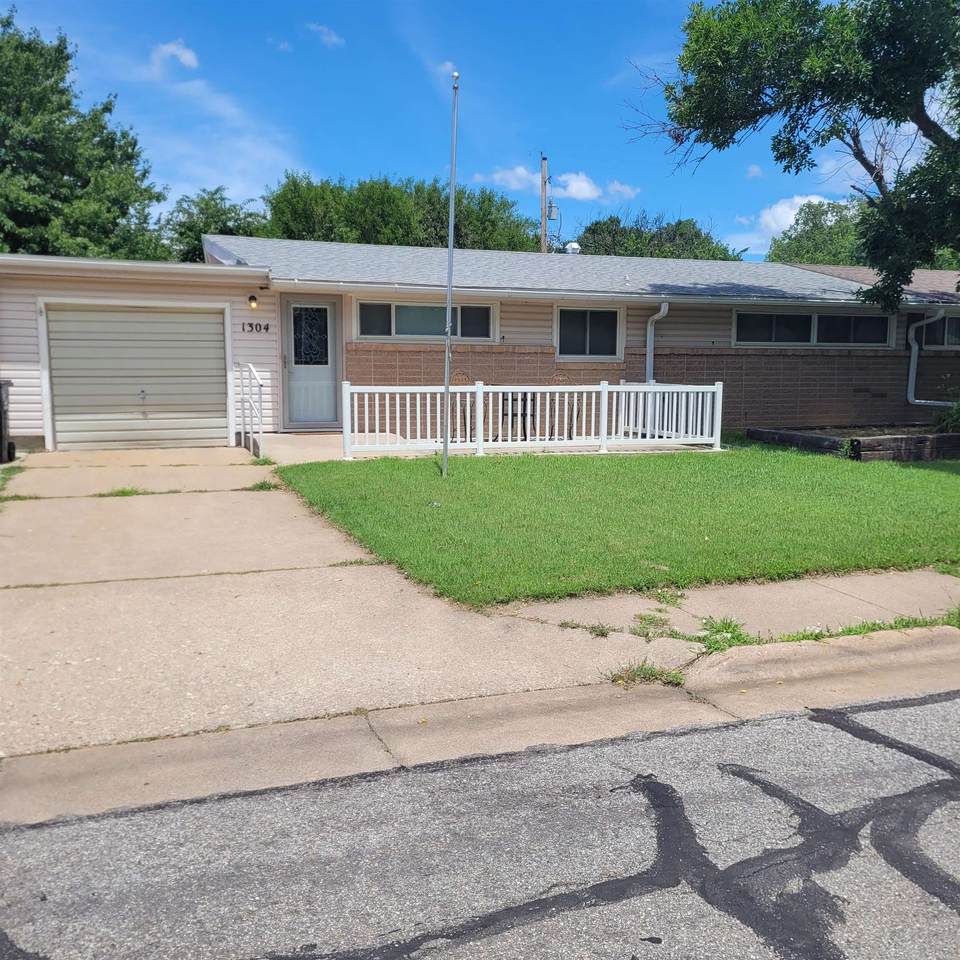 1304 Fairway St - Photo 1