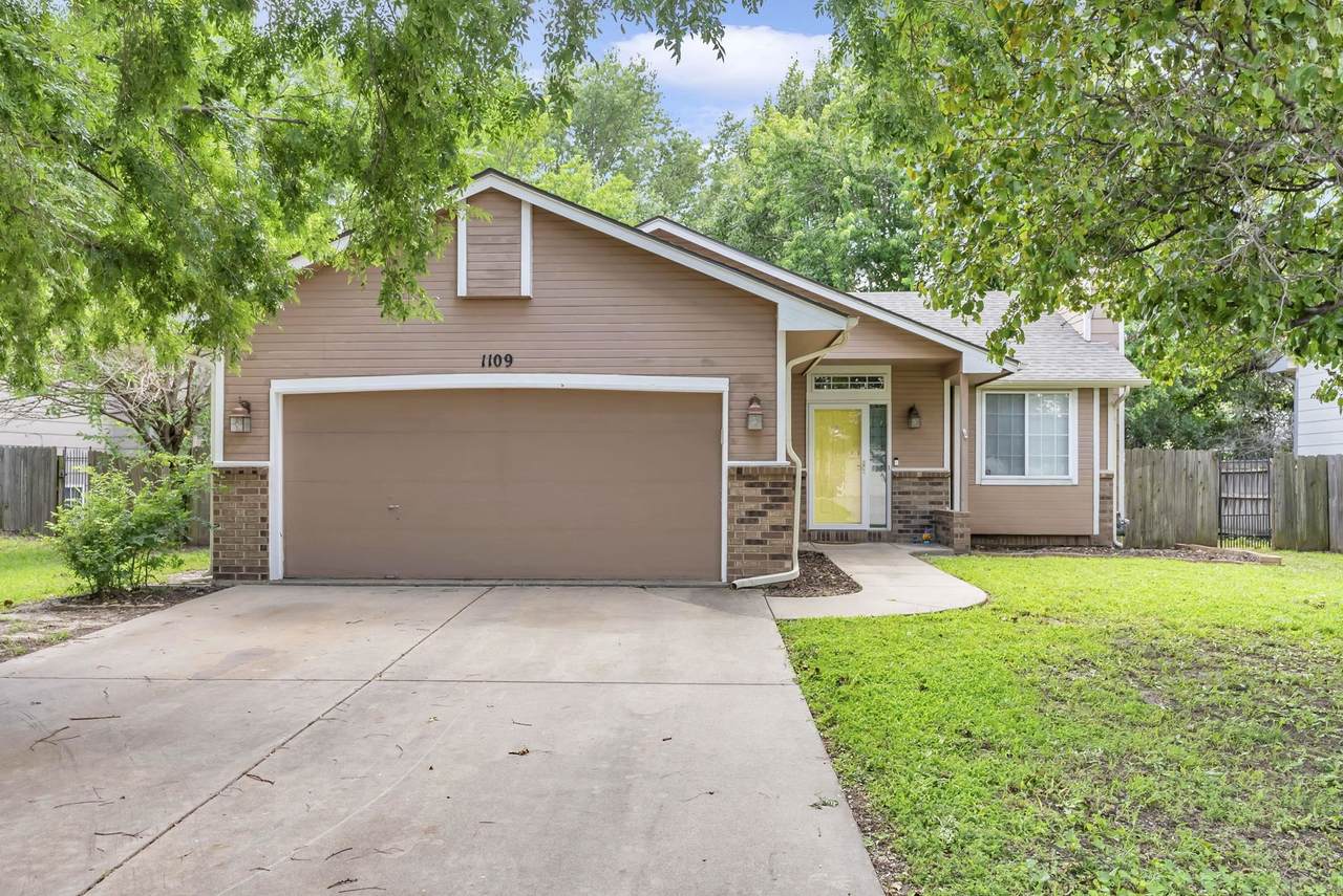 1109 Lark Ln - Photo 1