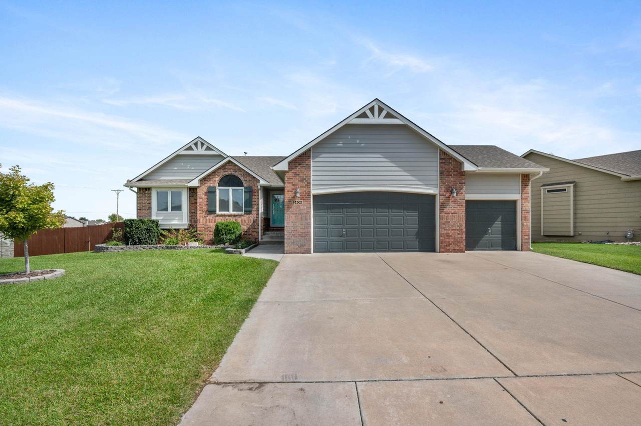 2404 Monument St - Photo 1