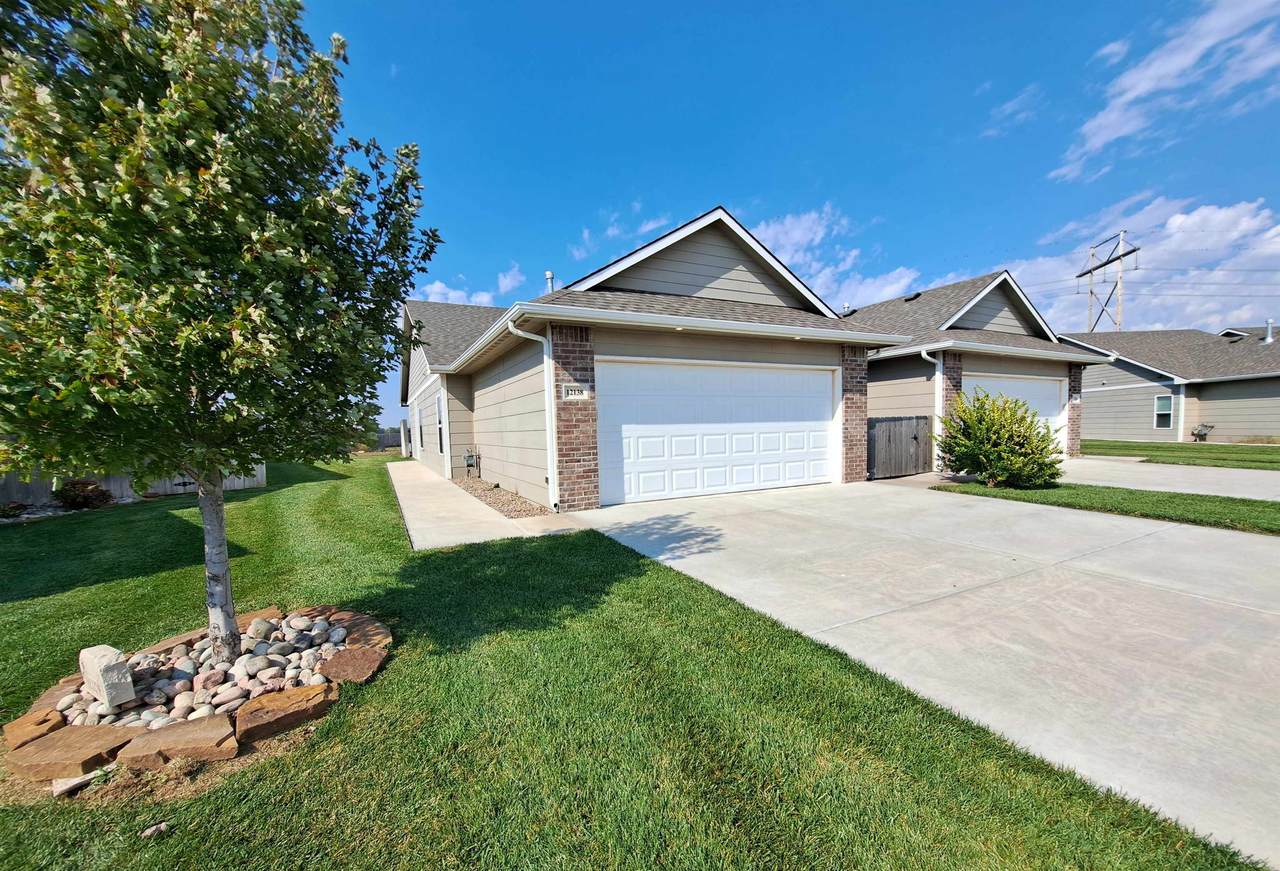 12136 33rd St N - Photo 1