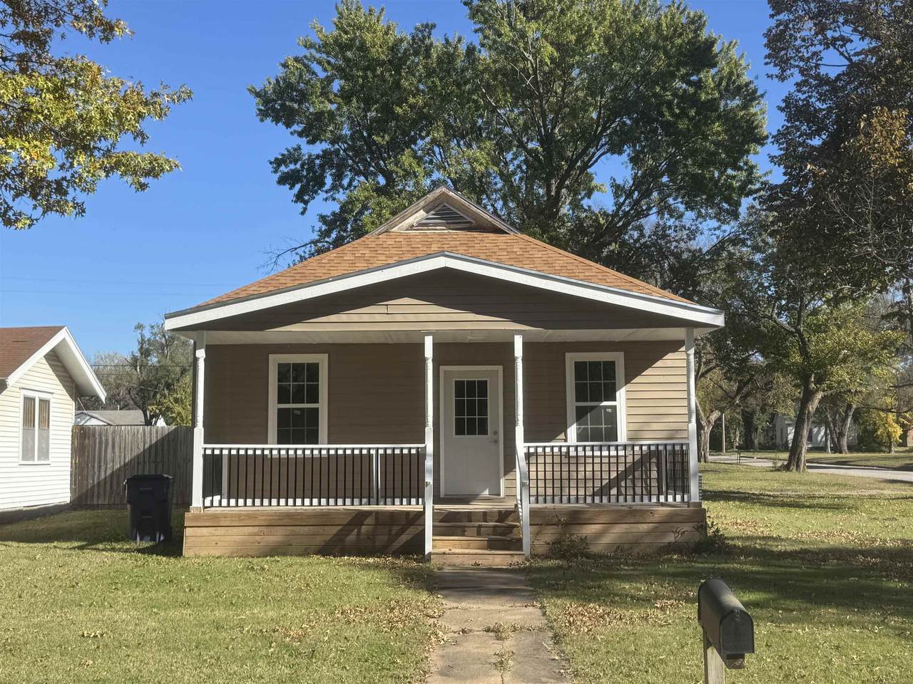 402 Sycamore - Photo 1