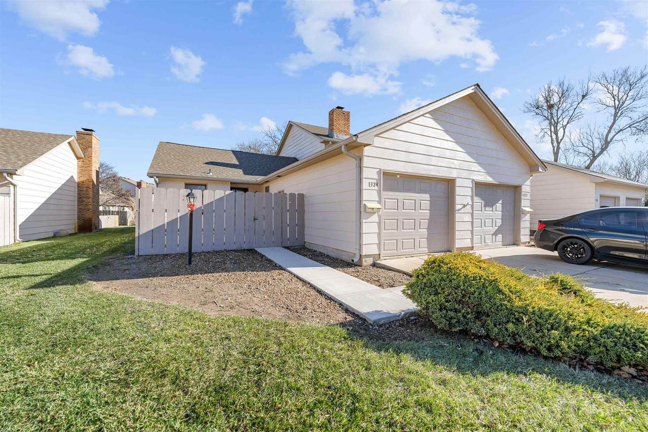 1324 Parkwood Dr - Photo 1