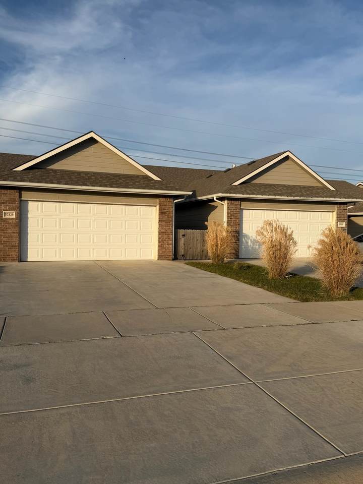 12118-12120 33rd St N - Photo 1