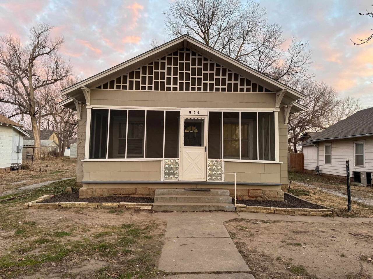 914 3rd St - Photo 1