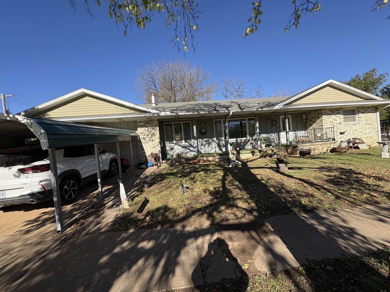 203 Chisholm St - Photo 1