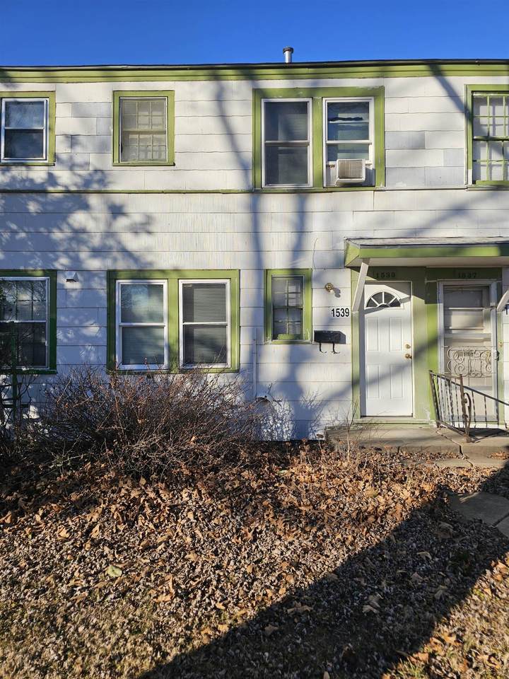 1539 Pershing Ave - Photo 1