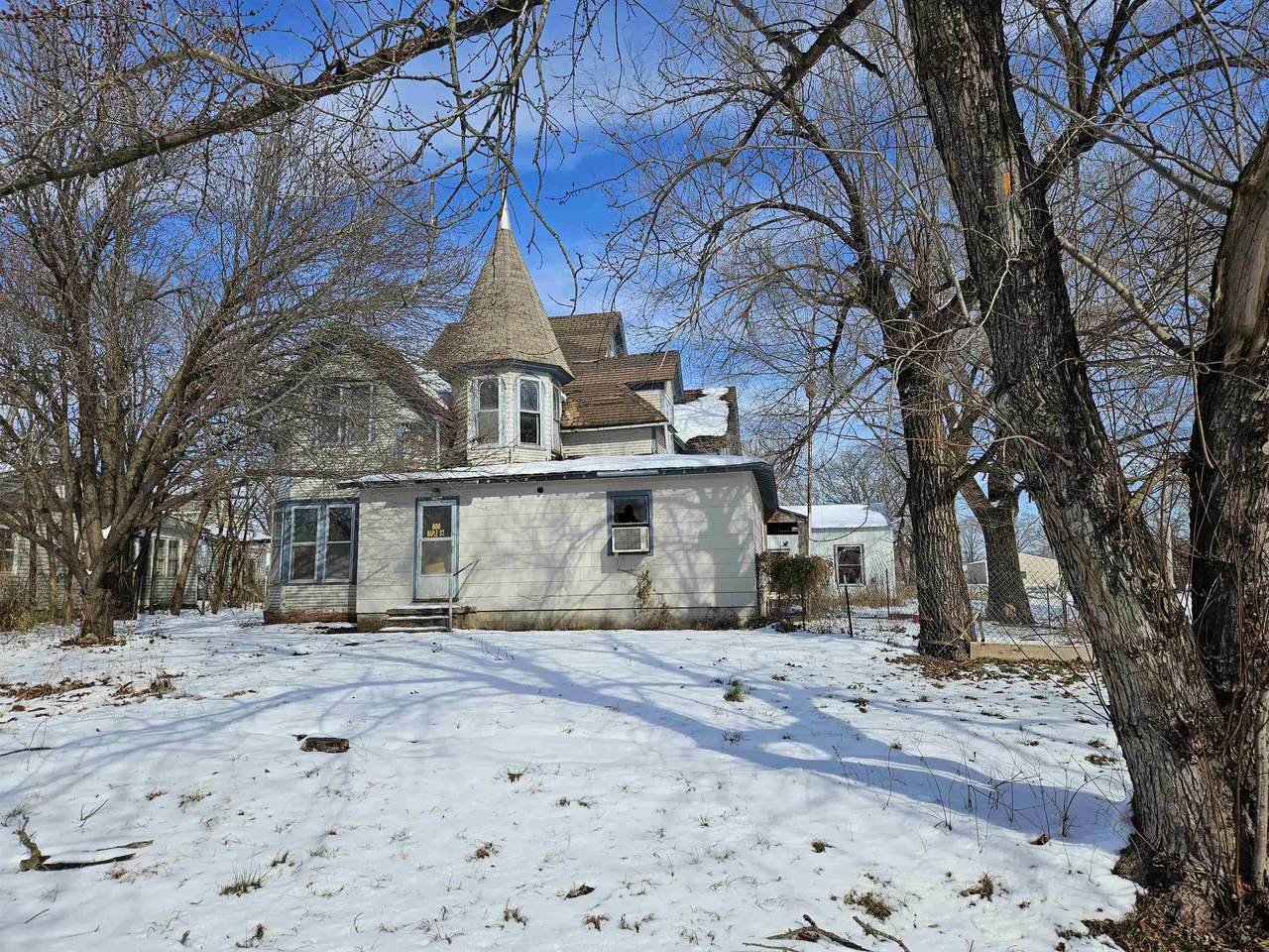606 Maple Rd - Photo 1
