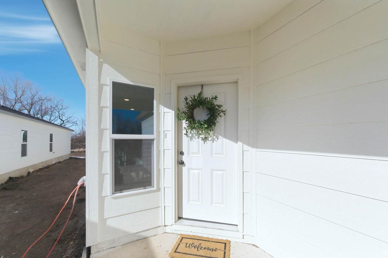 1727 Main St - Photo 1