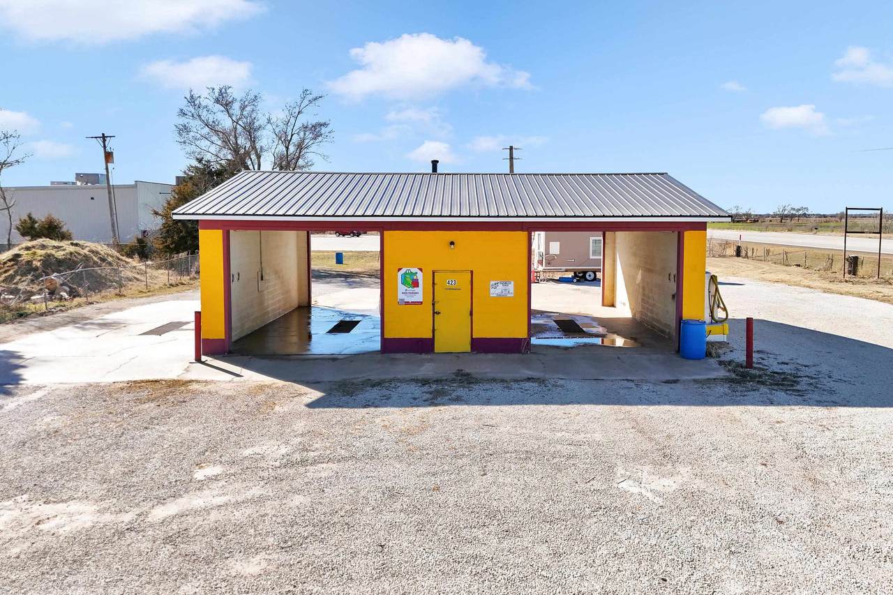 423 Colorado Ave - Photo 1