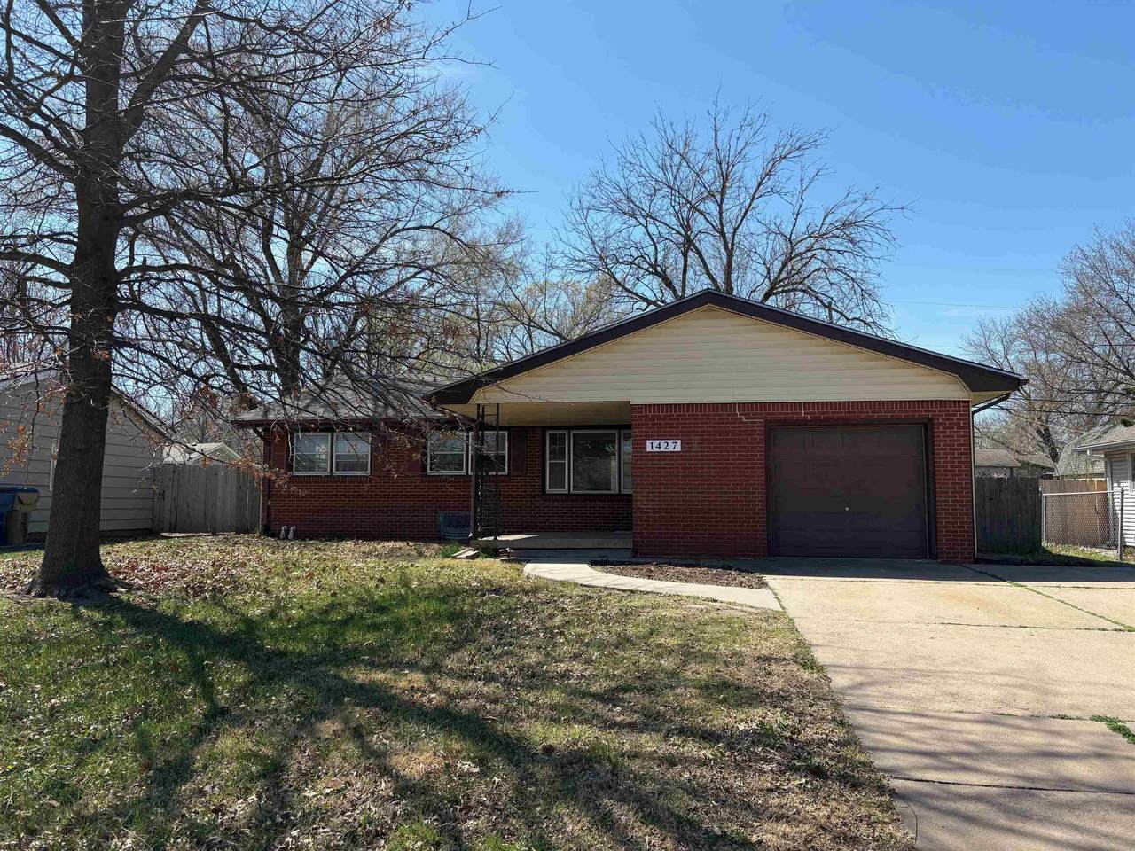 1427 Community Dr - Photo 1