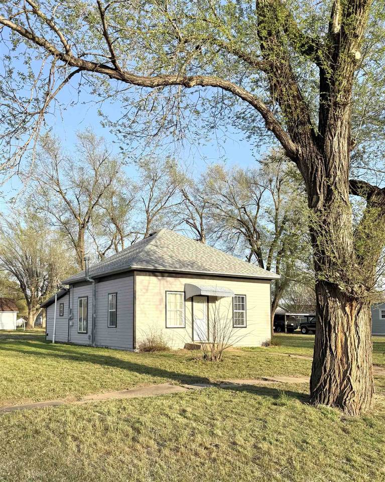 401 Lincoln Ave - Photo 1