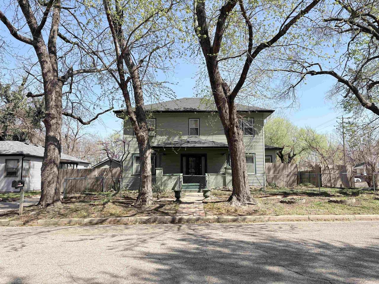 404 2nd St - Photo 1