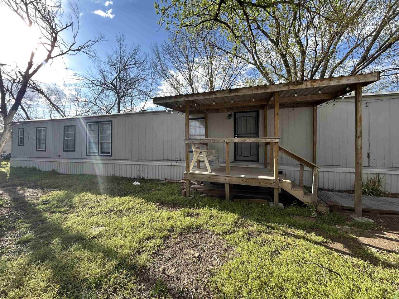 1513 Idlewild Dr - Photo 1