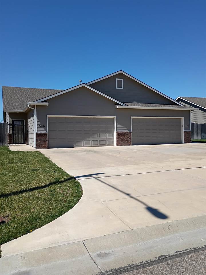 1321 Azena St - Photo 1