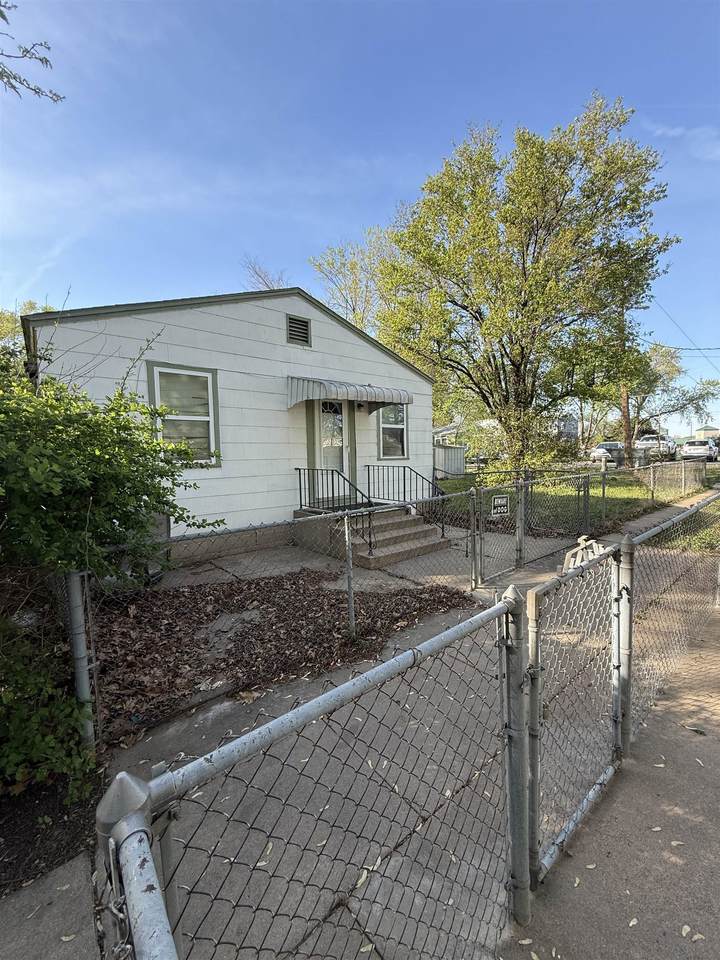 1142 Pershing - Photo 1