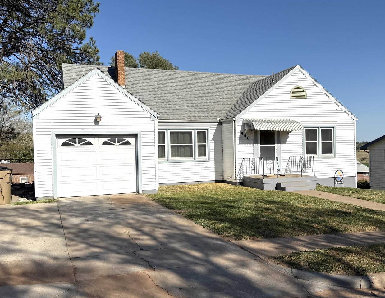 906 Cedar St - Photo 1
