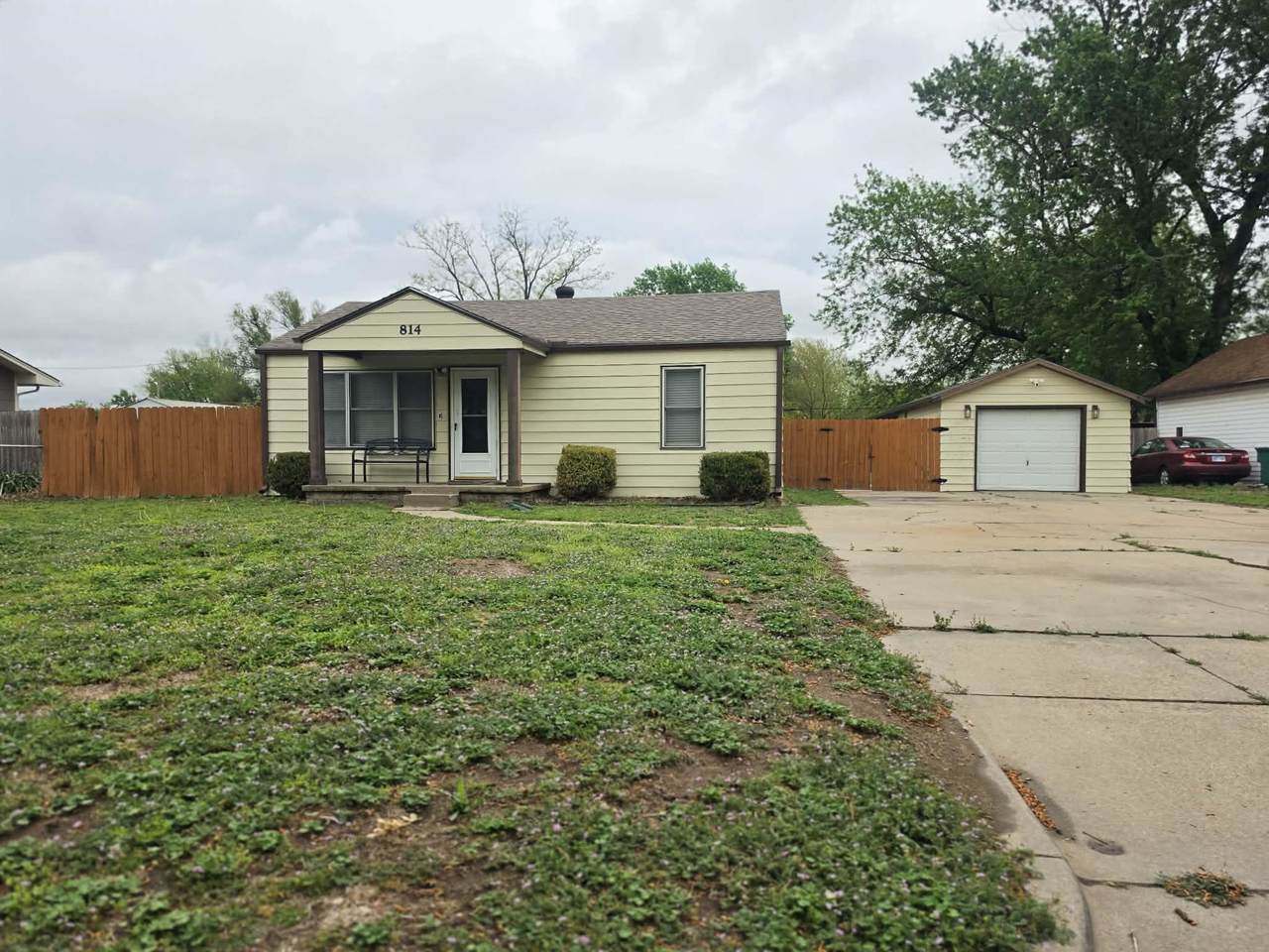 814 Clara St - Photo 1