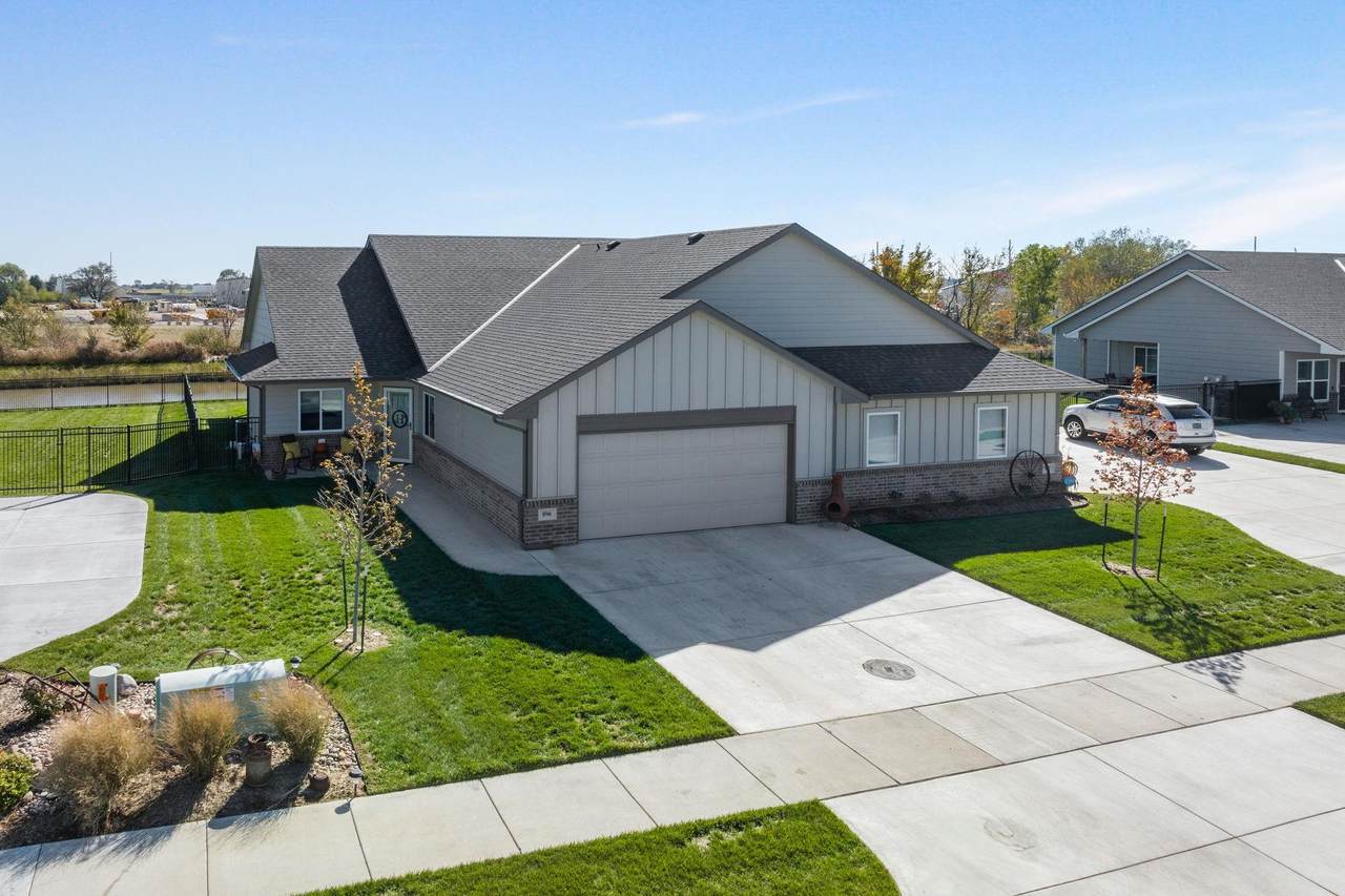 896 Cloverleaf - Photo 1