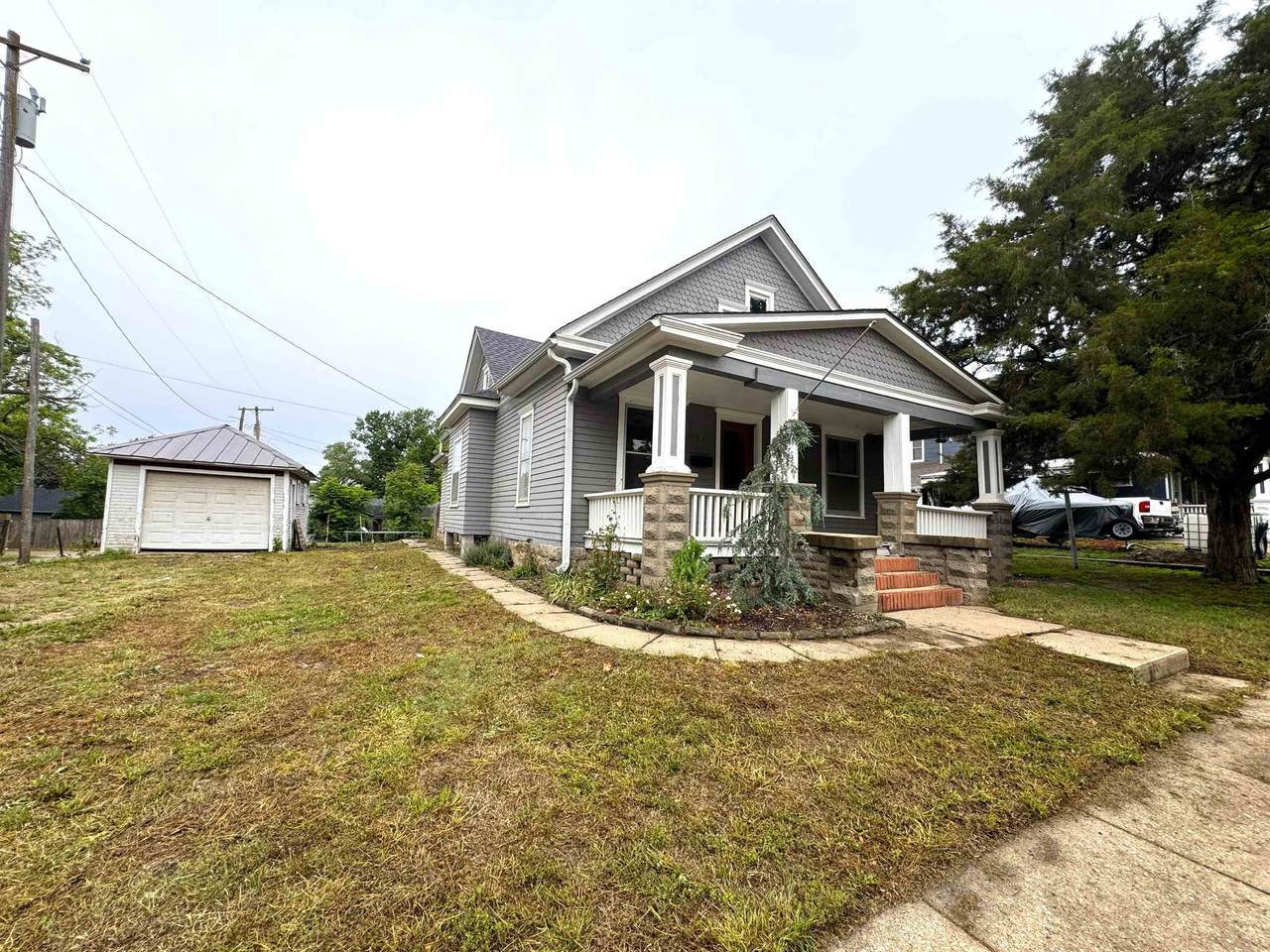 714 Olive St - Photo 1