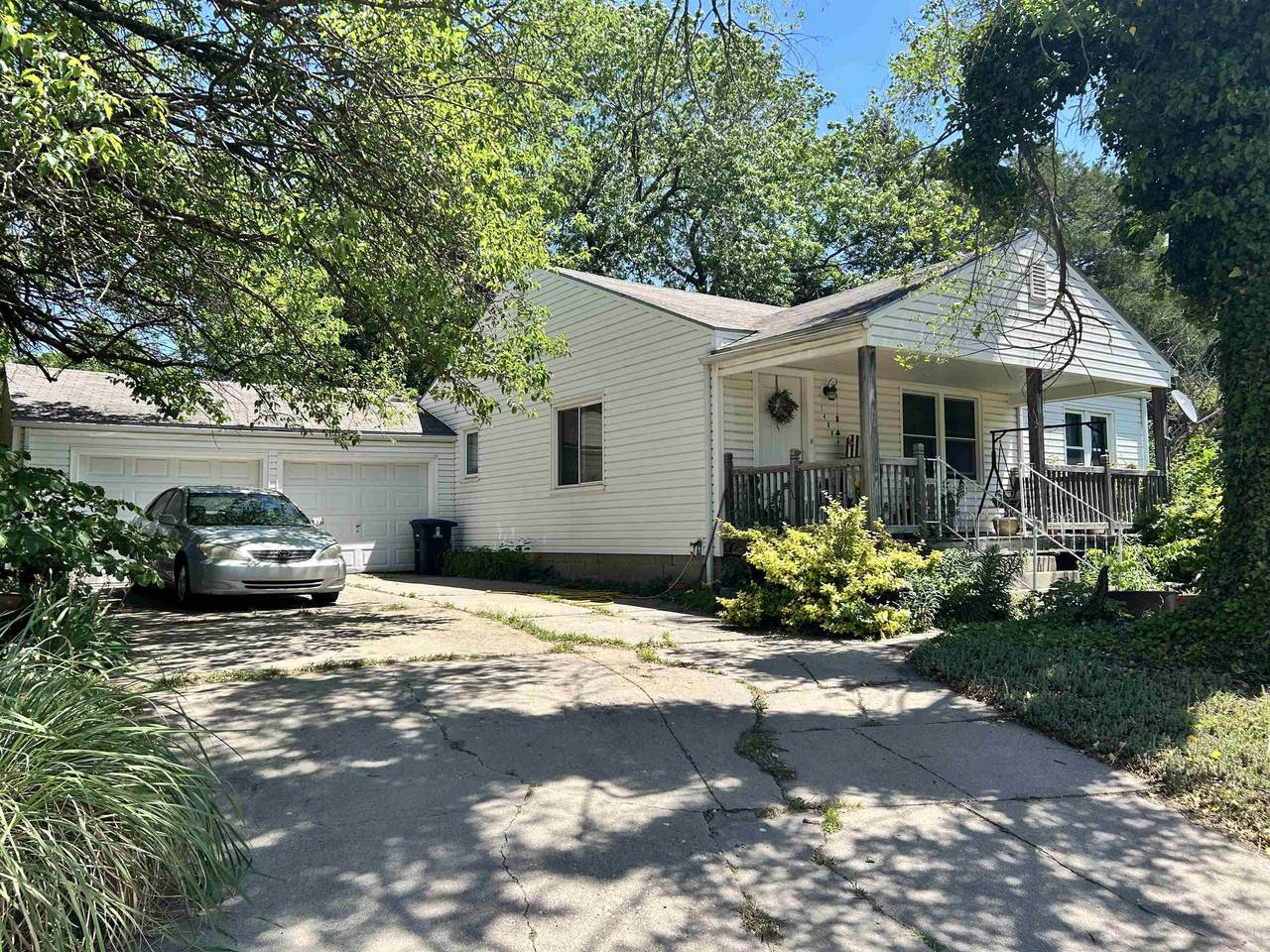 1400 Edgemoor Dr - Photo 1