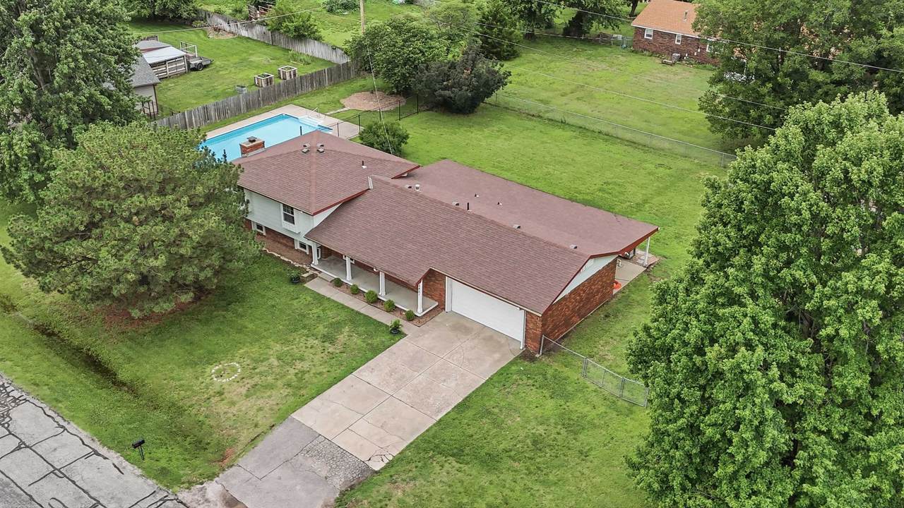 1401 Fieldcrest - Photo 1