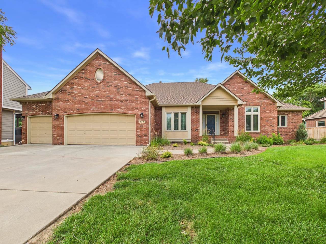 939 Woodridge Ct - Photo 1