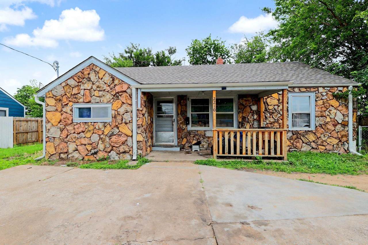 2210 Seneca St - Photo 1