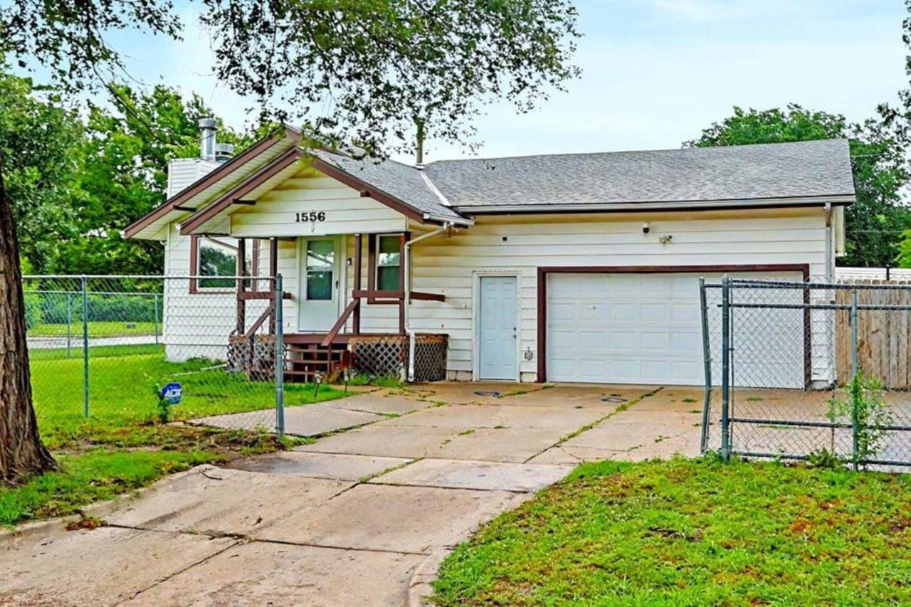 1556 Poplar - Photo 1