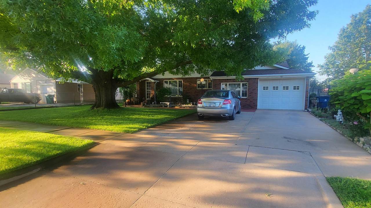 905 30th Street S - Photo 1