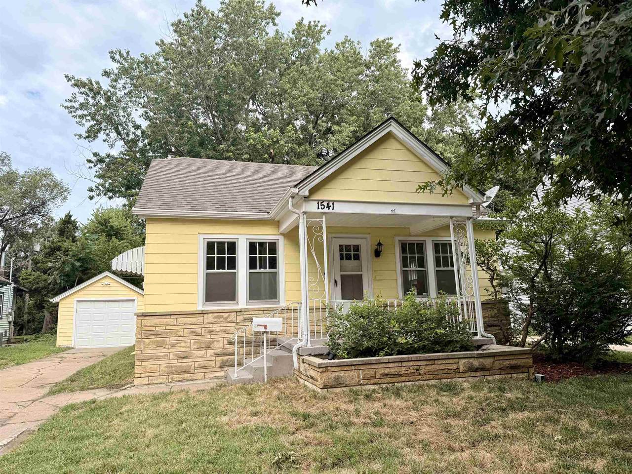 1541 Woodland Ave - Photo 1