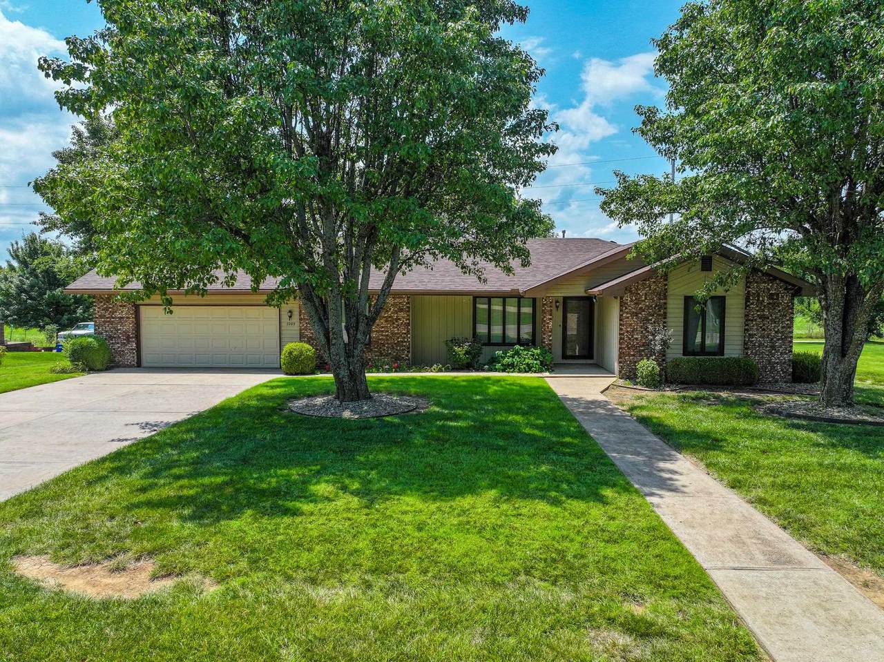 1009 Country Club Dr - Photo 1